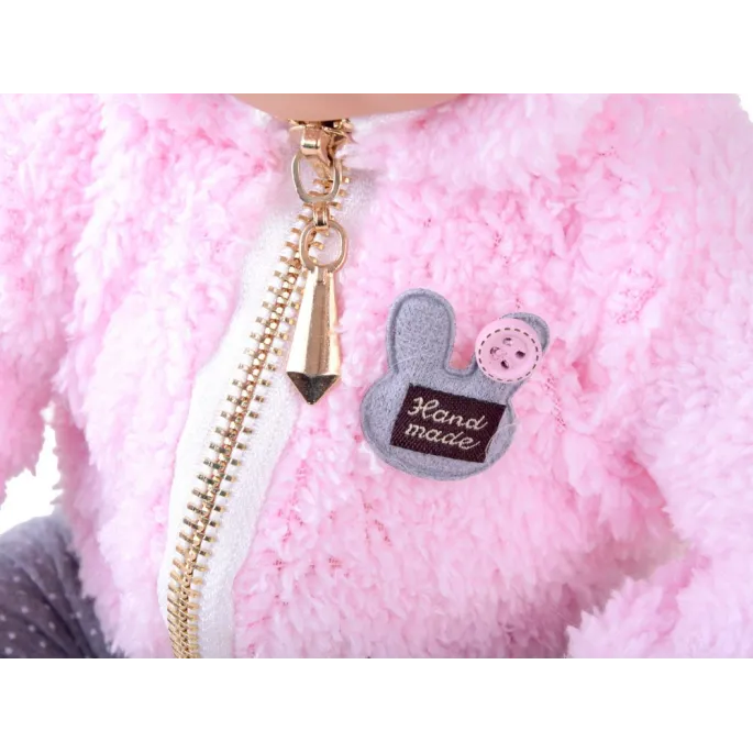 Lalka leżąca z zamkniętymi oczami podczas snu