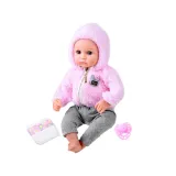 Lalka bobas w pozycji siedzącej na miękkim materiale