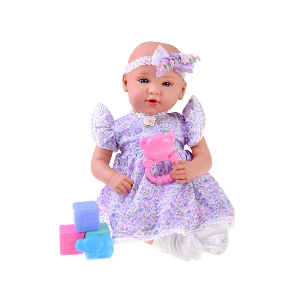 Zbliżenie na twarz lalki z realistycznymi rzęsami i wyrazistymi oczami