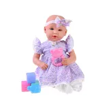 Zbliżenie na twarz lalki z realistycznymi rzęsami i wyrazistymi oczami