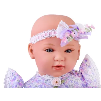 Detal stylizacji – koronkowa opaska z haftowanymi kwiatami