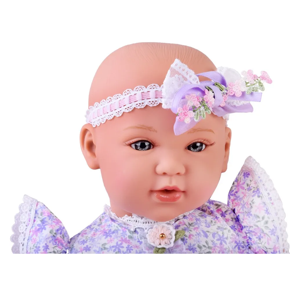 Detal stylizacji – koronkowa opaska z haftowanymi kwiatami