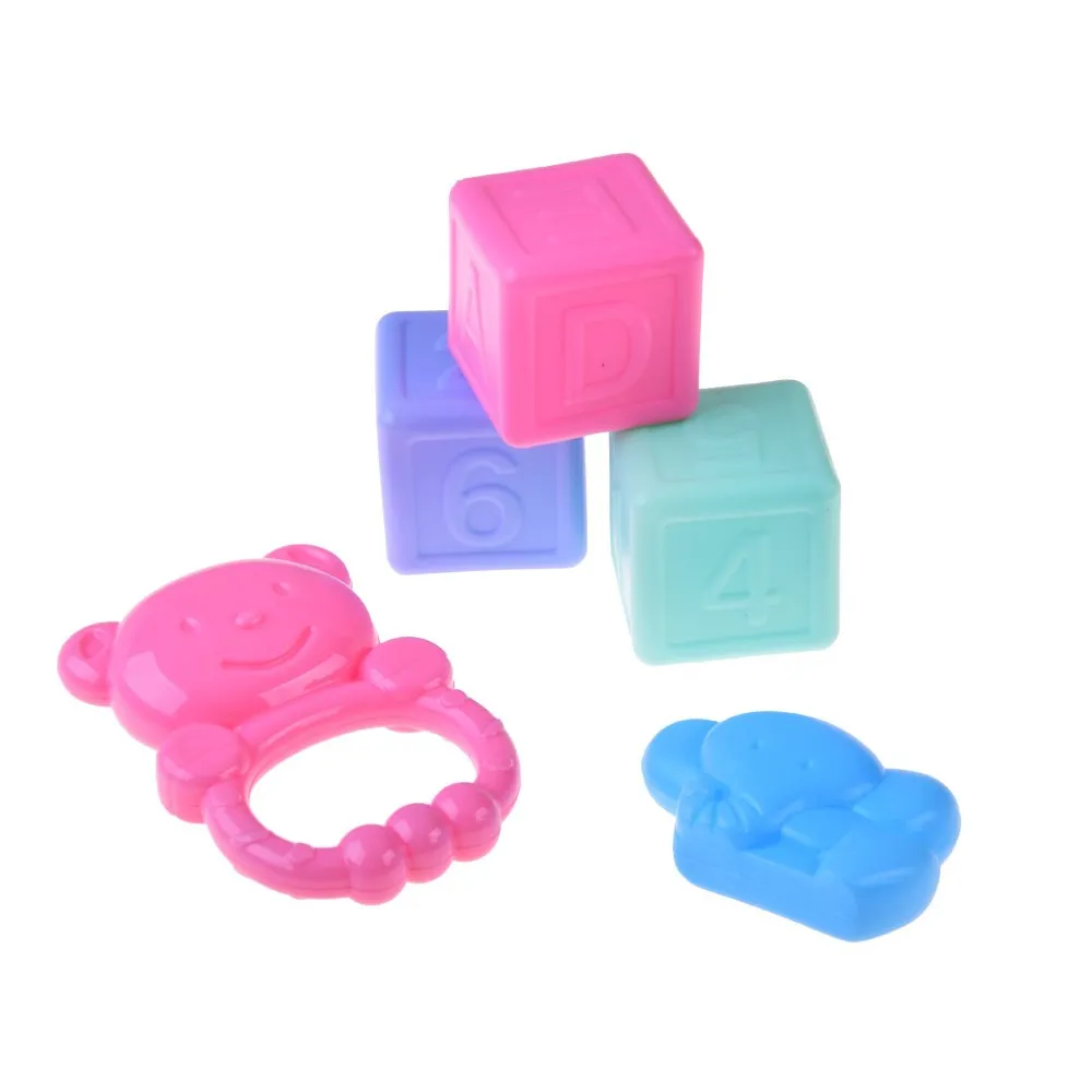 Lalka siedząca z zestawem akcesoriów na jasnym tle