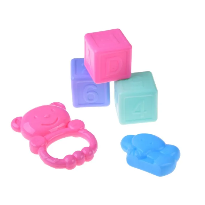 Lalka siedząca z zestawem akcesoriów na jasnym tle