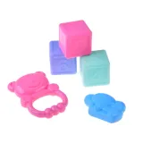 Lalka siedząca z zestawem akcesoriów na jasnym tle