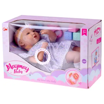 Widok całej lalki z dołączonymi akcesoriami do zabawy