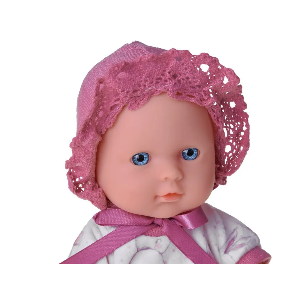 zbliżenie na detale twarzy lalki bobas z białym ubrankiem