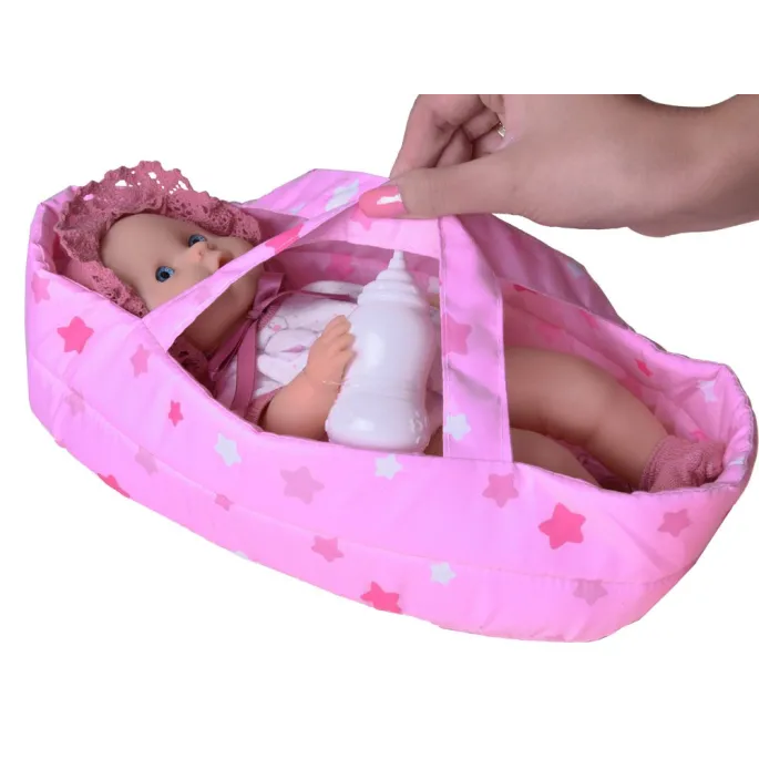 lalka bobas w ubranku w króliczki siedząca w nosidełku