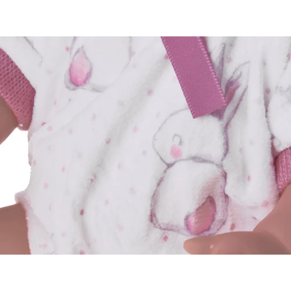 widok od góry na lalkę w nosidełku gotową do zabawy