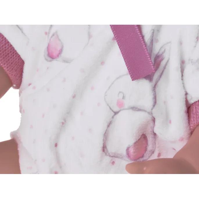 widok od góry na lalkę w nosidełku gotową do zabawy