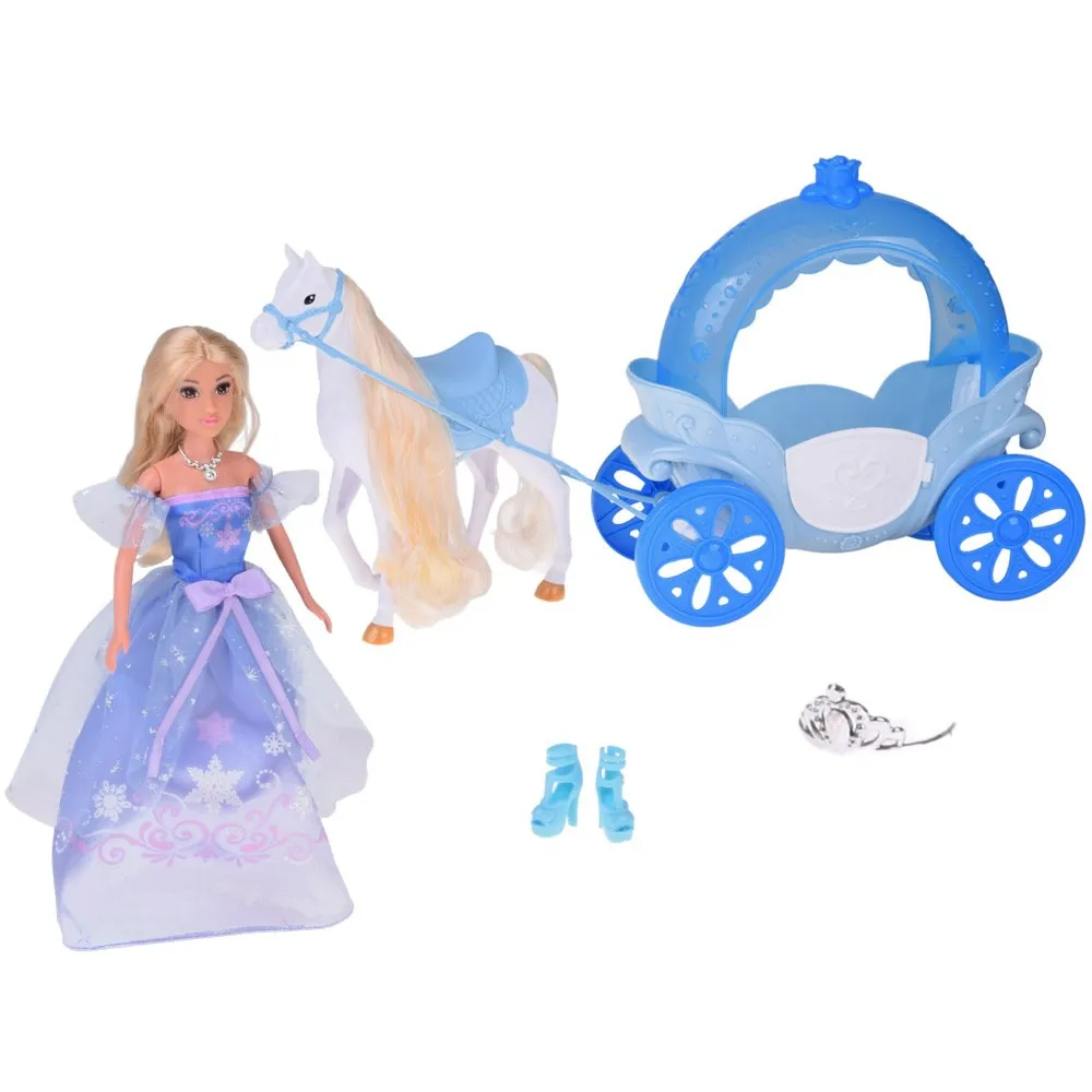 Zbliżenie na lśniącą balową suknię lalki księżniczki