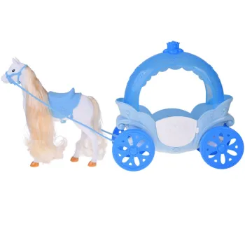 Biały koń z ozdobnym siodłem i błękitną uzdą