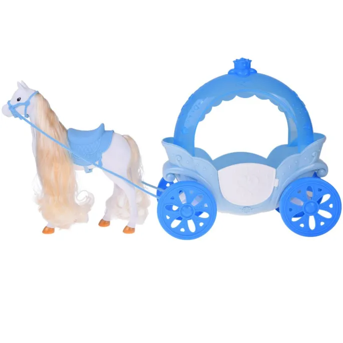 Biały koń z ozdobnym siodłem i błękitną uzdą