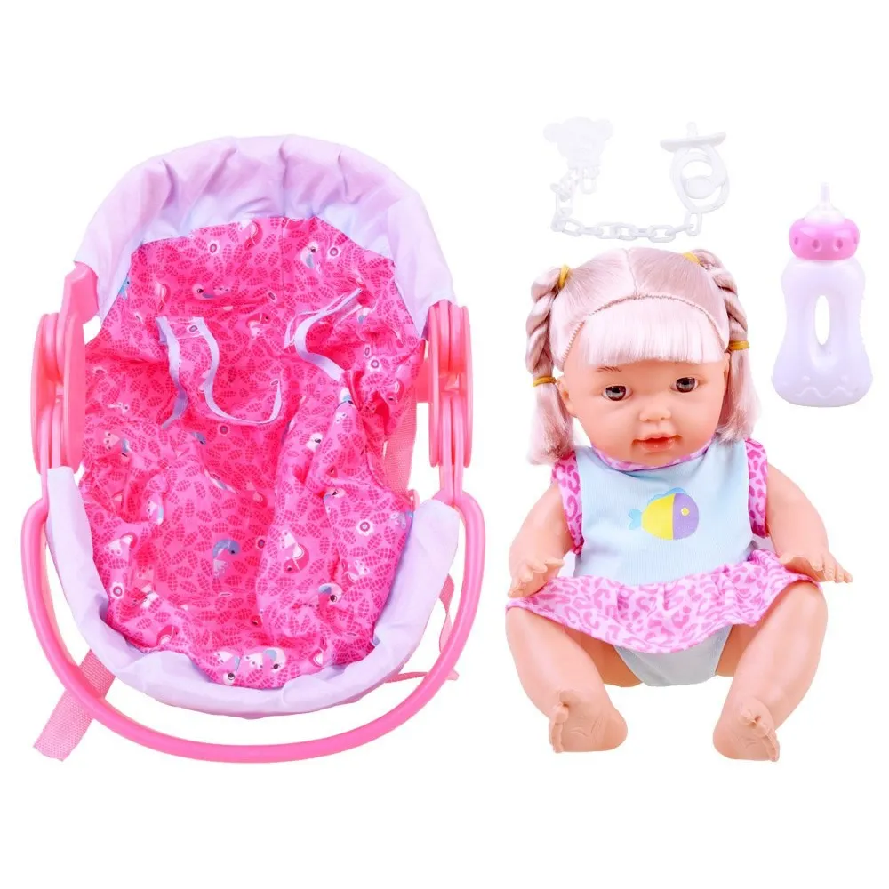 Zbliżenie na twarz lalki o miękkich, przyjaznych rysach