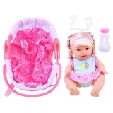 Zbliżenie na twarz lalki o miękkich, przyjaznych rysach