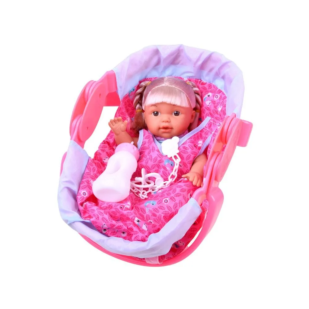 Butelka i smoczek na łańcuszku obok lalki do zabawy karmieniem