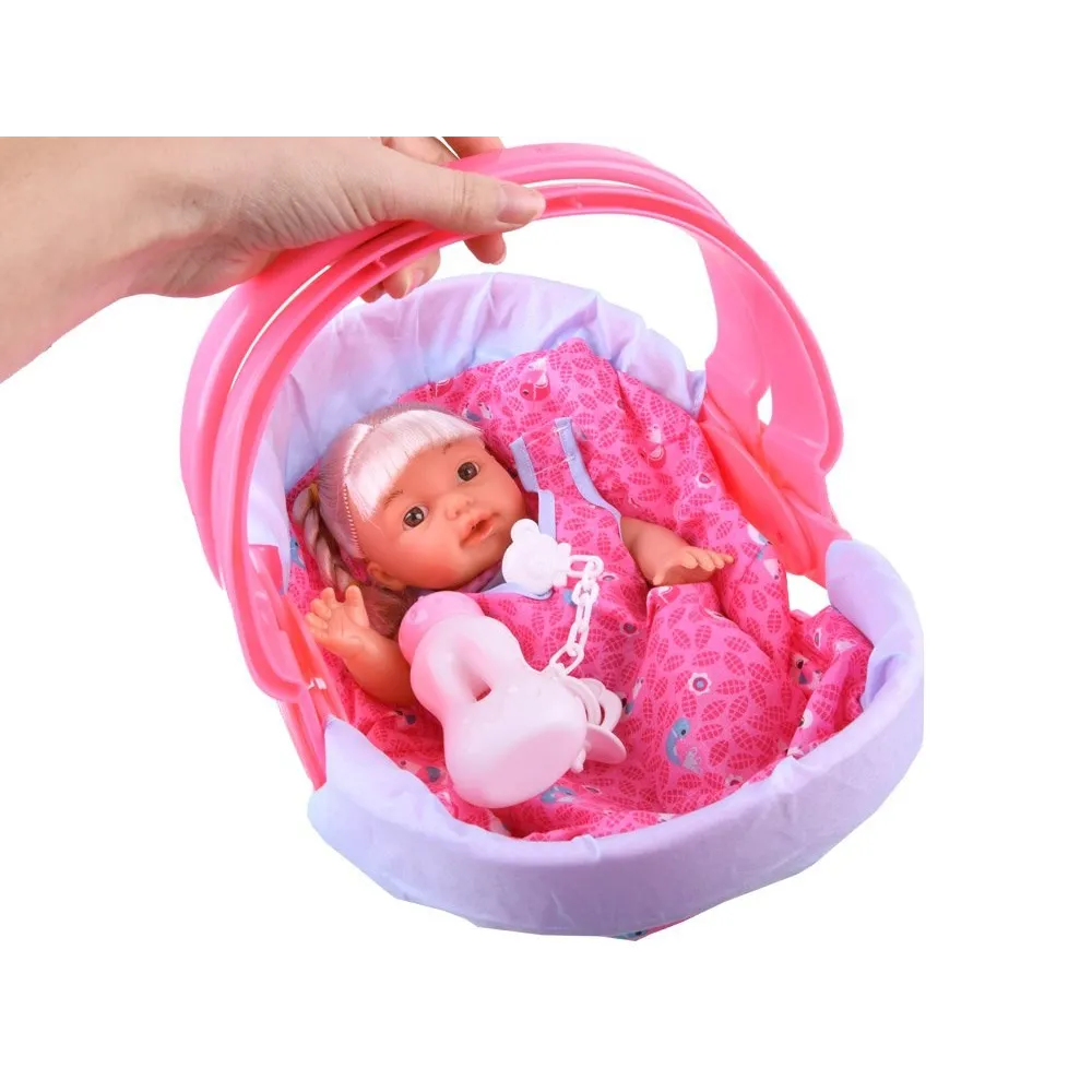 Zestaw lalki i akcesoriów przygotowany do przenoszenia