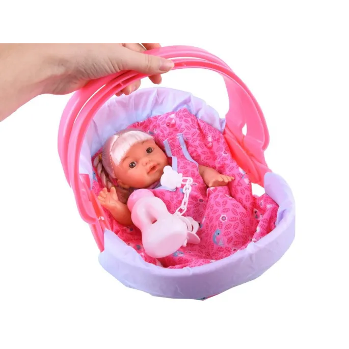 Zestaw lalki i akcesoriów przygotowany do przenoszenia