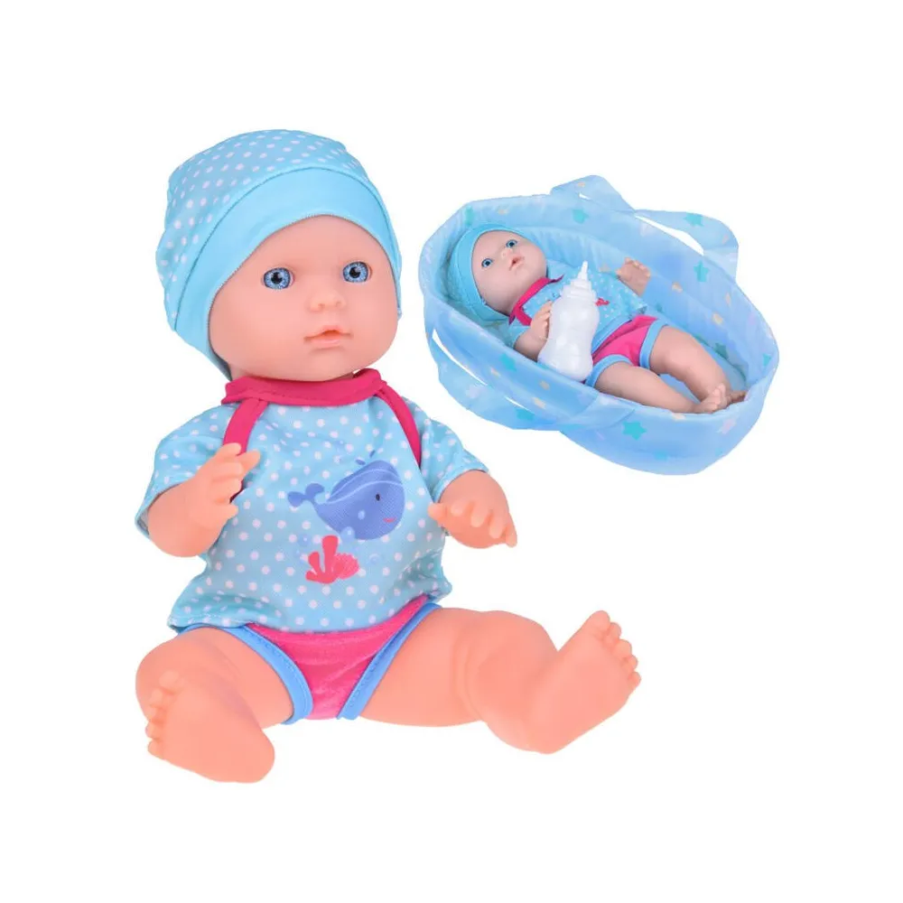 Lalka w niebieskim stroju z motywem delfina i czapeczką w nosidełku