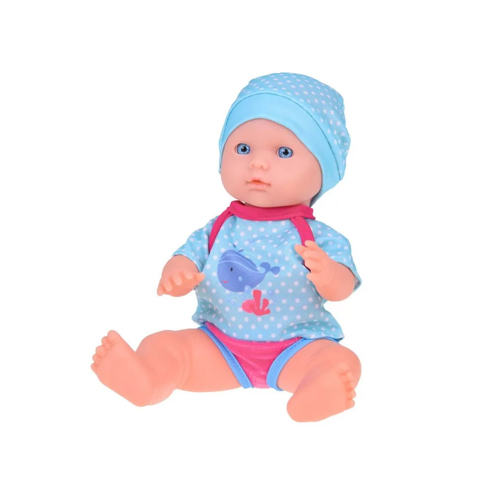 Zbliżenie na butelkę do karmienia dla lalki z zestawu