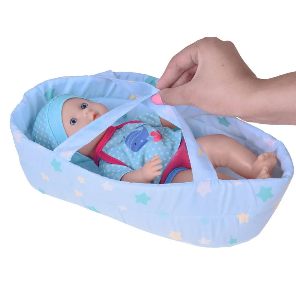 Ruchome kończyny lalki umożliwiają różne pozycje podczas zabawy