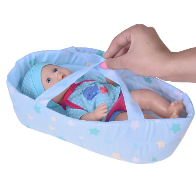 Ruchome kończyny lalki umożliwiają różne pozycje podczas zabawy