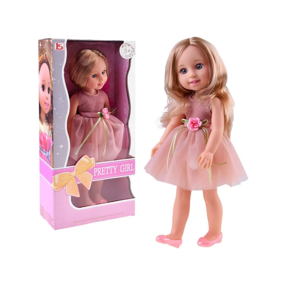 Lalka w bladoróżowej sukience koktajlowej siedząca na tle białym