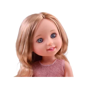 Detal różowych sandałków na stopach lalki