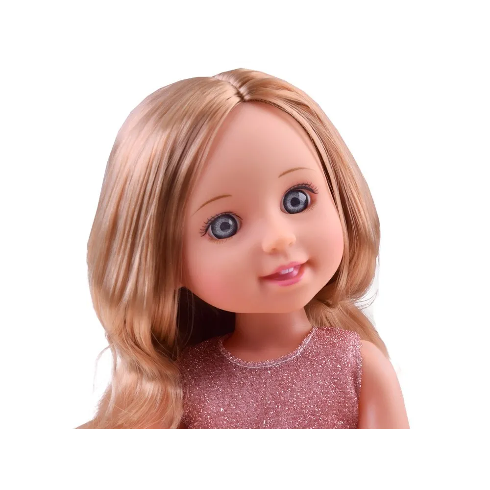 Detal różowych sandałków na stopach lalki