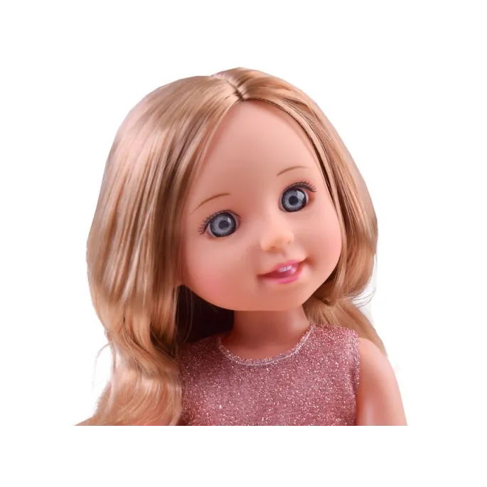 Detal różowych sandałków na stopach lalki