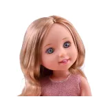 Detal różowych sandałków na stopach lalki