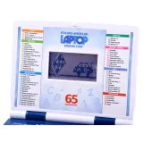 Dziecko podczas nauki z laptopem edukacyjnym na biurku