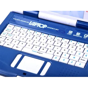 Zbliżenie na etykiety liter i cyfr na klawiaturze laptopa edukacyjnego