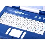 Zbliżenie na etykiety liter i cyfr na klawiaturze laptopa edukacyjnego