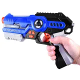 dwie interaktywne kamizelki w różnych kolorach drużynowych