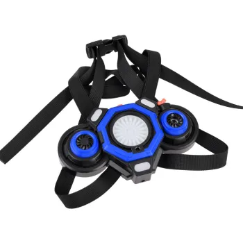 gracze podczas zabawy w laser tag w ogrodzie