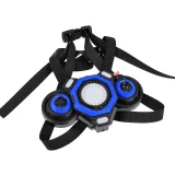 gracze podczas zabawy w laser tag w ogrodzie