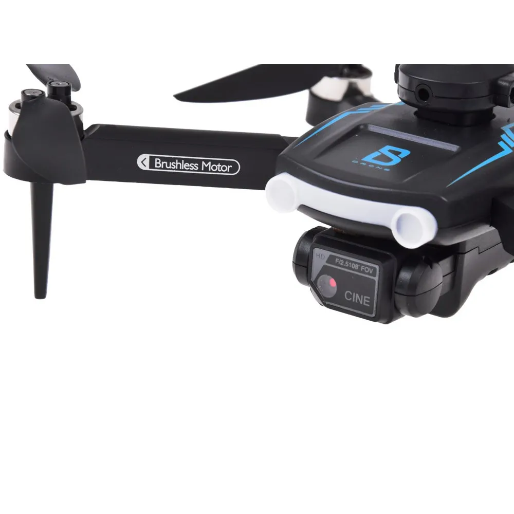 Pilot zdalnego sterowania do drona RC0657 obok modelu