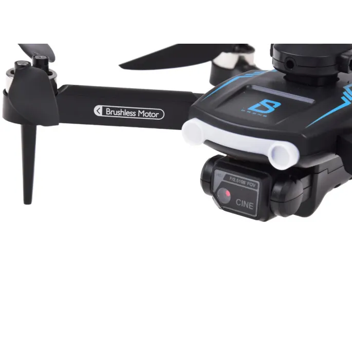 Pilot zdalnego sterowania do drona RC0657 obok modelu