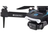 Pilot zdalnego sterowania do drona RC0657 obok modelu