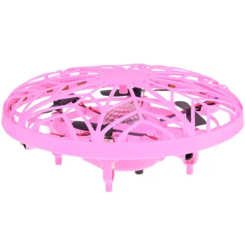 dron rc0653 ro w powietrzu podczas zabawy na świeżym powietrzu