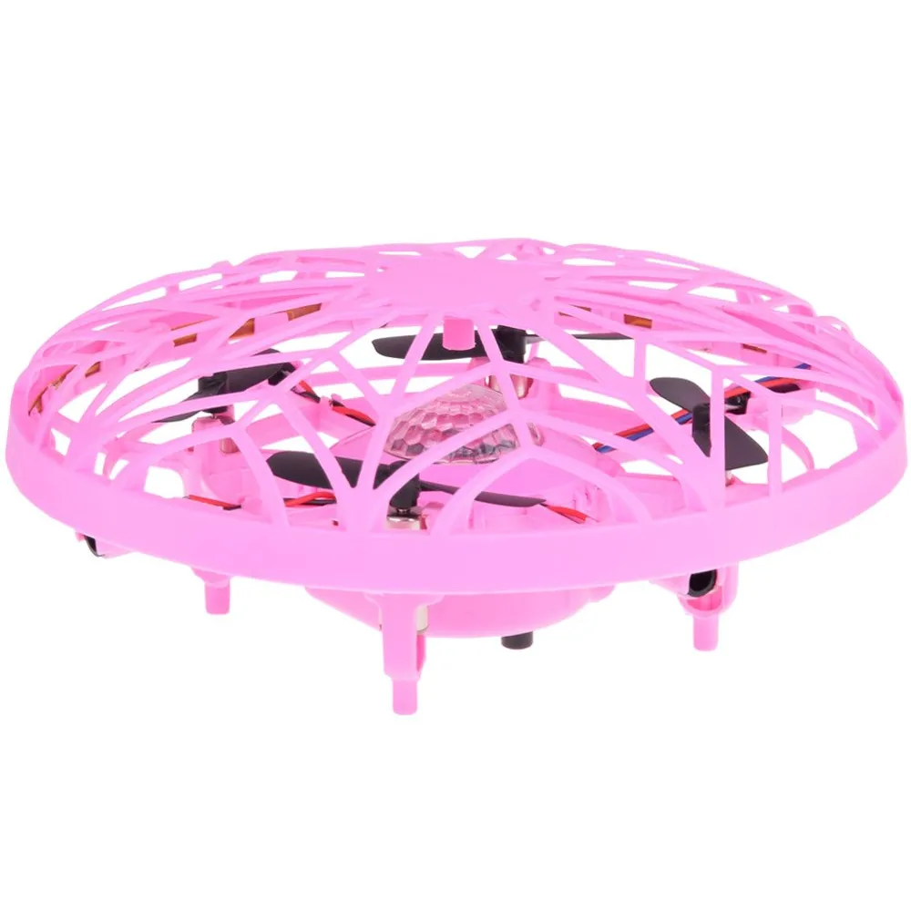 dron rc0653 ro w powietrzu podczas zabawy na świeżym powietrzu