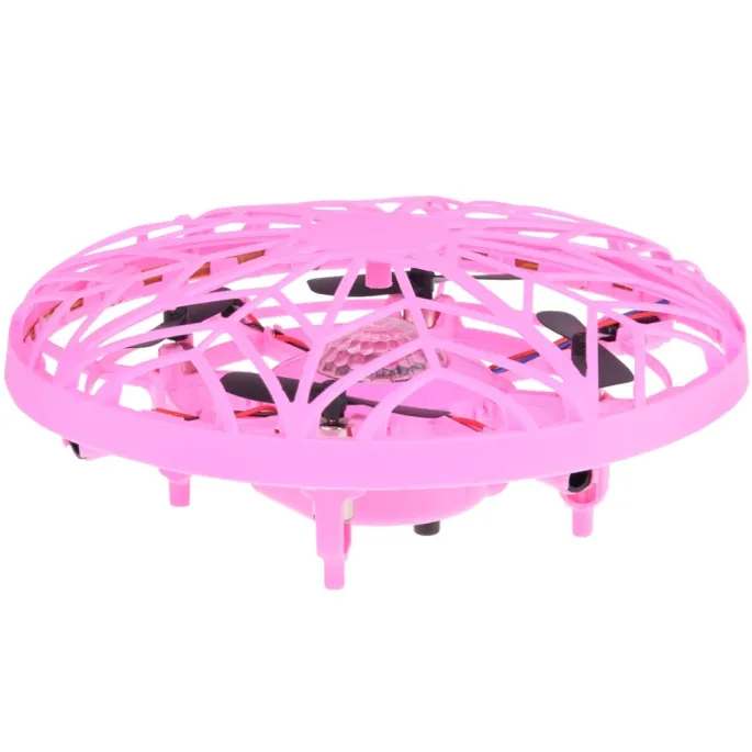 dron rc0653 ro w powietrzu podczas zabawy na świeżym powietrzu