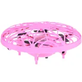 dron rc0653 ro w powietrzu podczas zabawy na świeżym powietrzu