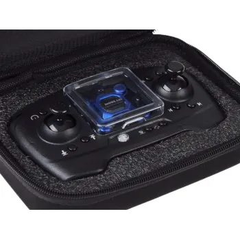 zbliżenie na pilot do zdalnego sterowania dronem rc0656