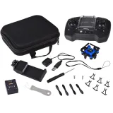 mini dron rc0656 w trybie lotu na tle zieleni