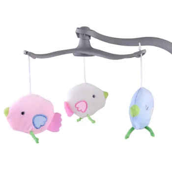 trzy zawieszone pluszowe maskotki nad siedziskiem