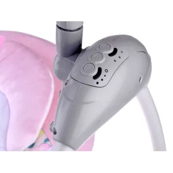 leżaczek huśtawka ustawiony w pokoju dziecięcym