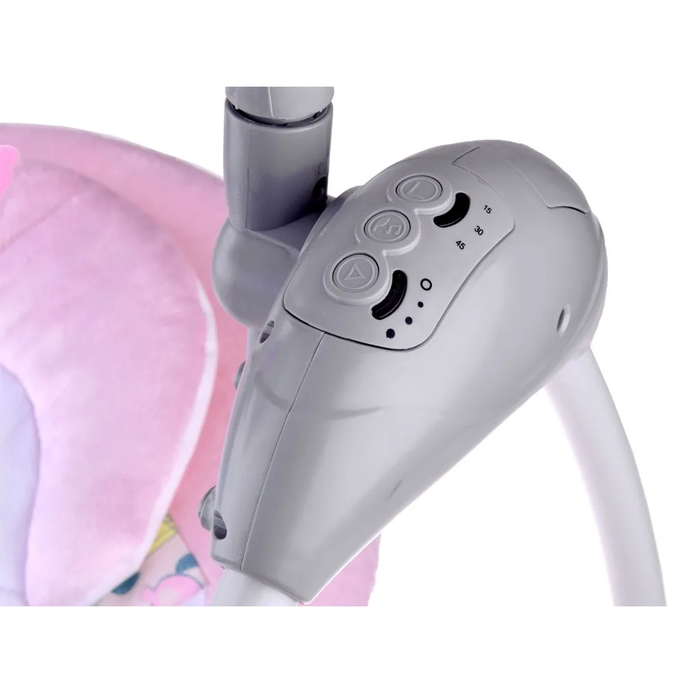 leżaczek huśtawka ustawiony w pokoju dziecięcym