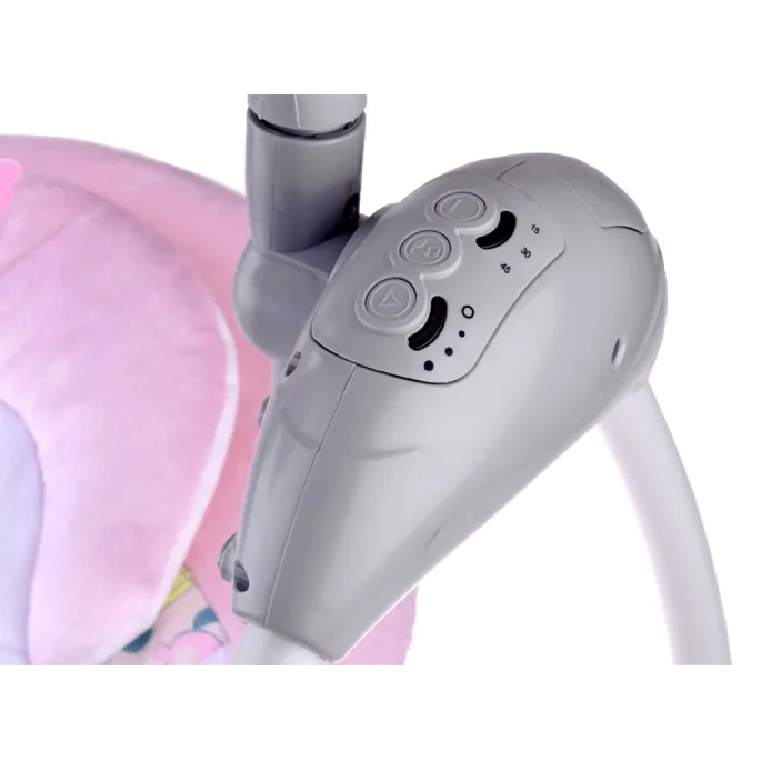 leżaczek huśtawka ustawiony w pokoju dziecięcym